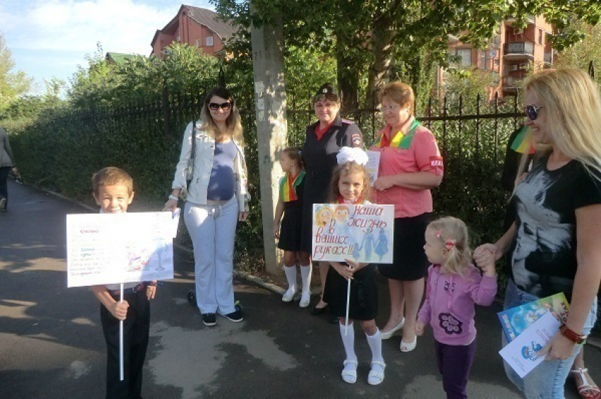 В Волгодонске детсадовцы рассказали водителям о необходимости соблюдения ПДД