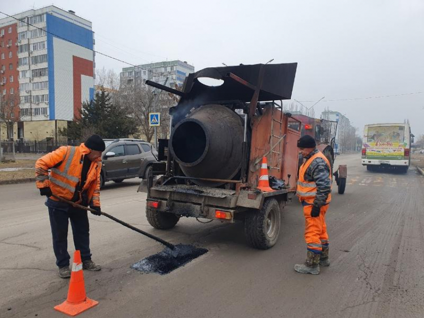 За неделю в Волгодонске устранили деформации и повреждения на пяти дорогах