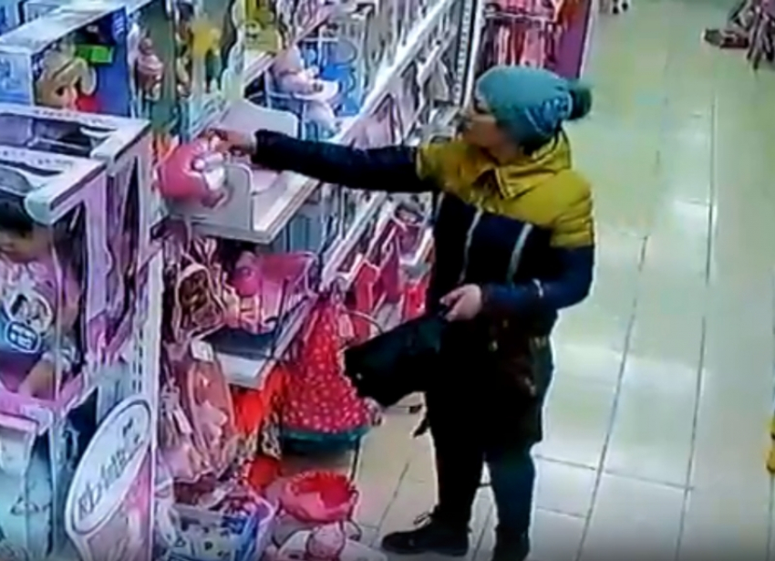 Волгодончанка украла двух пупсиков в одном из магазинов игрушек
