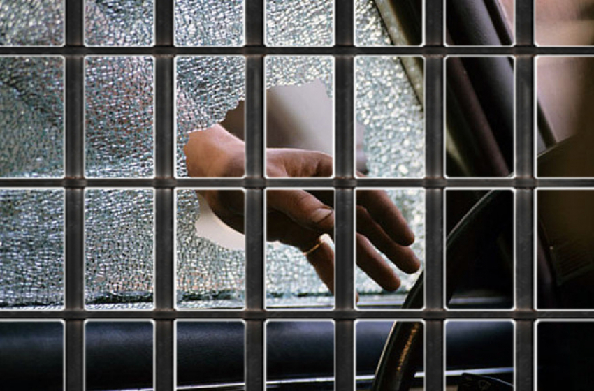  В Константиновском районе два парня разбили стекло «семерки», чтобы совершить угон