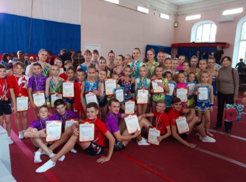 Волгодонские акробаты забрали россыпь наград на соревнованиях в Новочеркасске