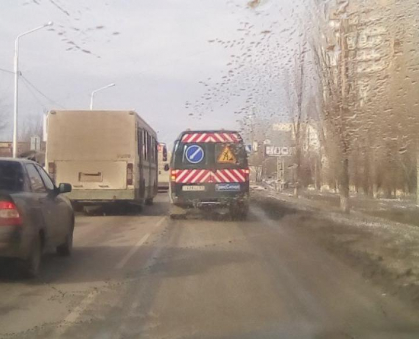 «Лежачий полицейский» устанавливают возле аварийной «зебры» на Степной в Волгодонске