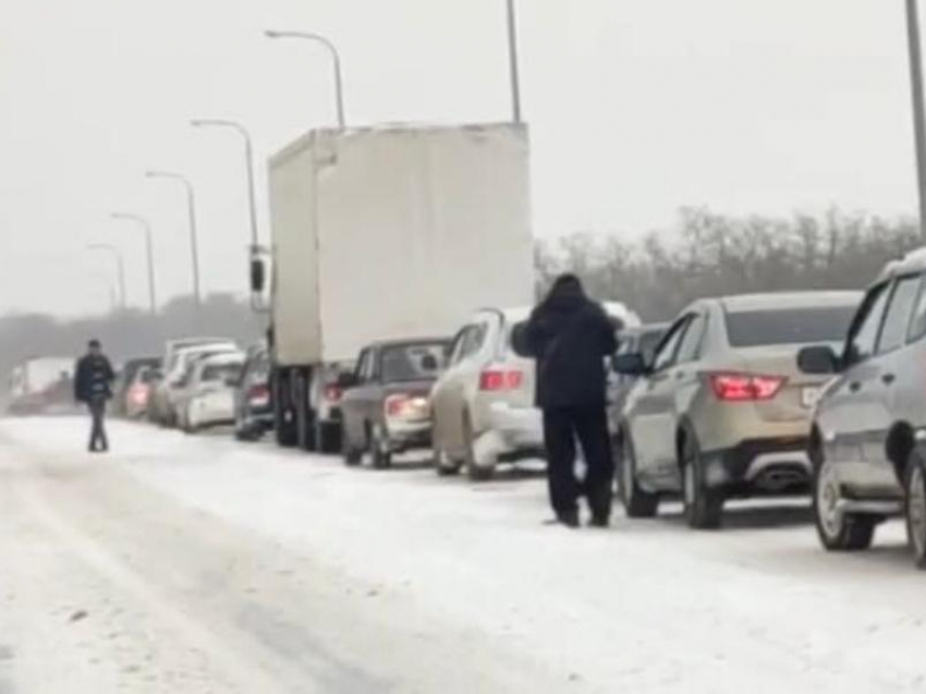 Из-за застрявшего грузовика со стороны Цимлянска образовалась километровая пробка 