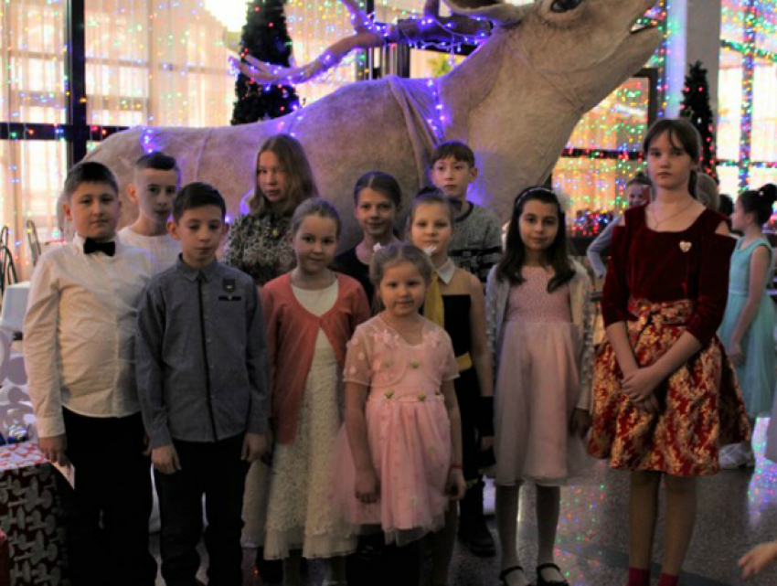 Губернаторские подарки к Новому году получили 11 школьников из Волгодонска