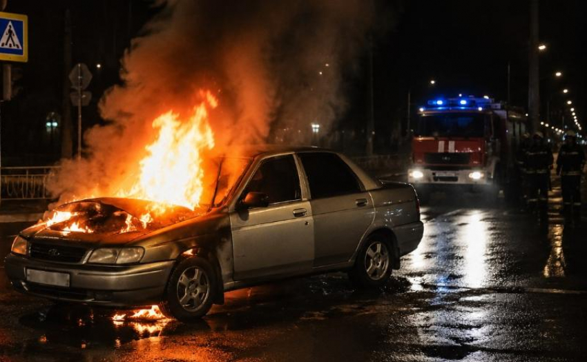 Автомобиль загорелся на ходу: ночной пожар произошел на перекрестке в Волгодонске