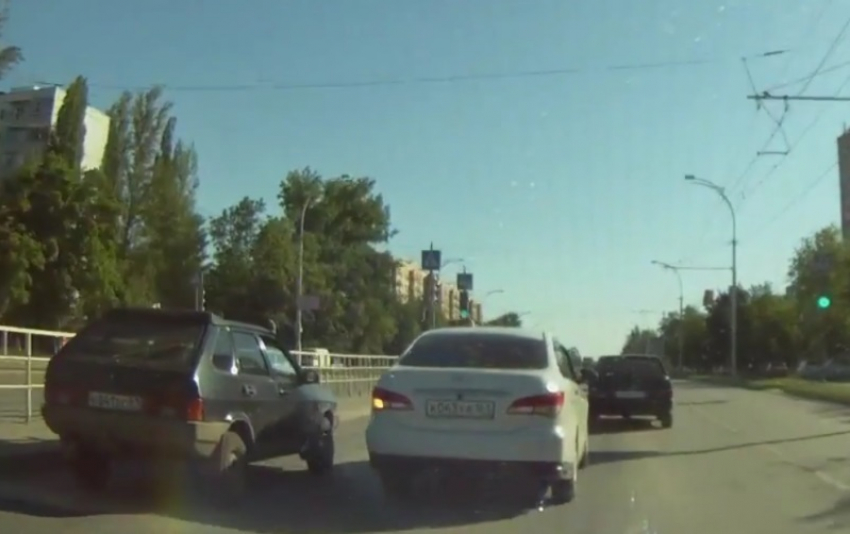 В Волгодонске таксист на «Ниссан Альмера» «подрезал» несколько машин, чудом не став виновником массового ДТП