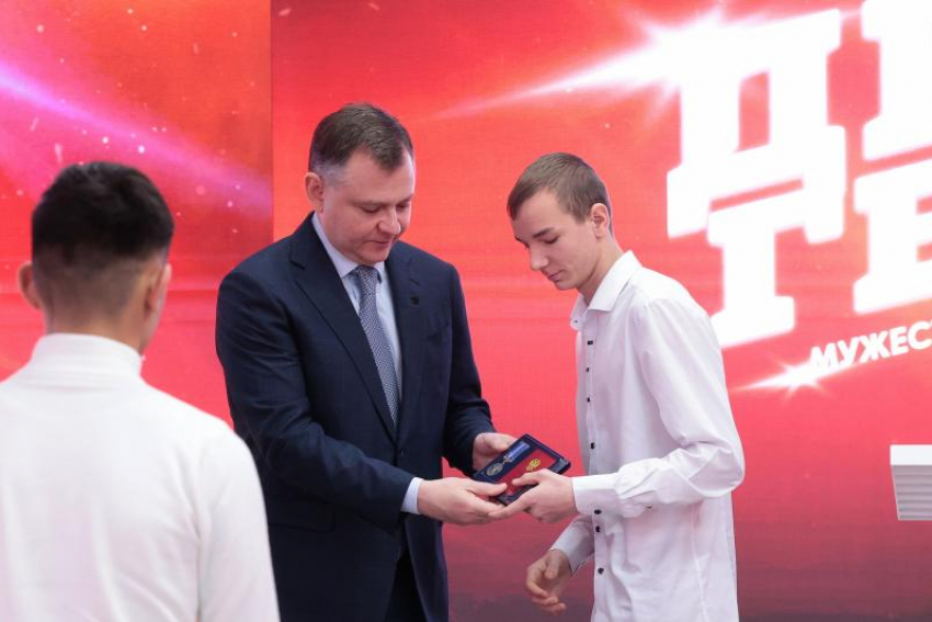 Юных героев наградили медалями в Ростовской области