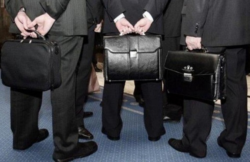 В каких органах власти Волгодонска работает  больше всего человек