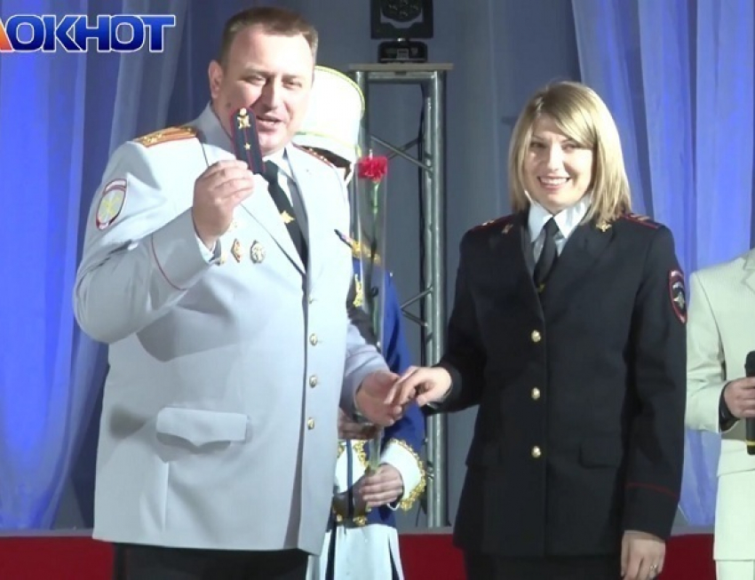 Полицейским Волгодонска подарили удочки, награды и погоны