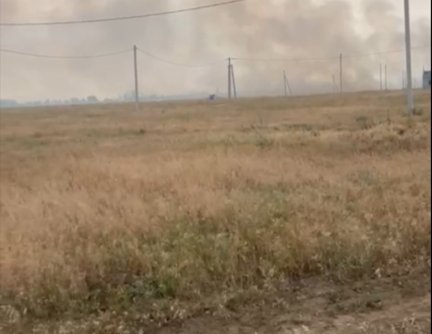 В Волгодонске горит поле с домами для многодетных семей