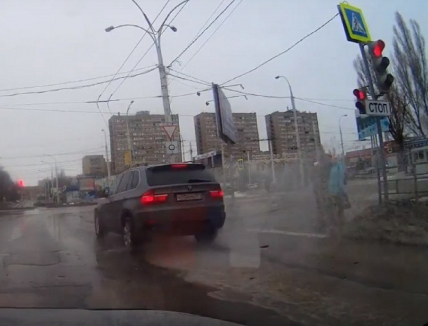 Проехавший на «красный» в центре Волгодонска водитель BMW окатил из лужи пешеходов