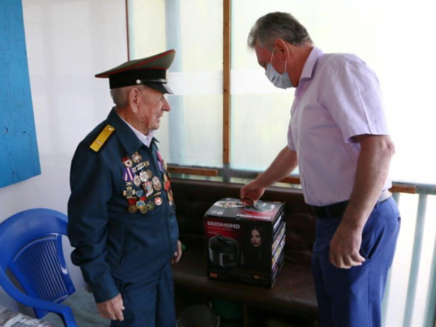 «Спасибо за нашу мирную жизнь»: Виктор Мельников поздравил ветерана Клима  Неополькина с памятными датами