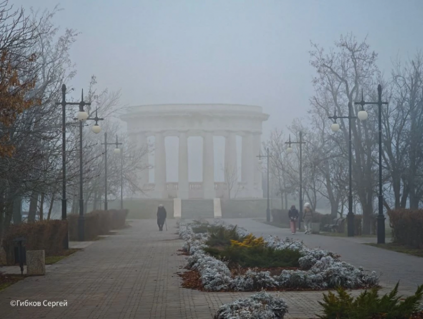 В Цимлянске ротонда, отреставрированная в рамках федерального проекта, продолжает разрушаться