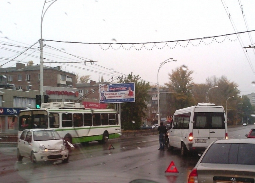 В Волгодонске возле вокзала столкнулись «Матиз» и пассажирский микроавтобус, - читатель 