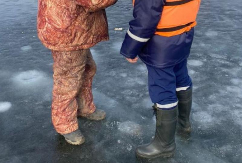Осторожно, лед тонкий: спасатели предупреждают об опасности зимней рыбалки