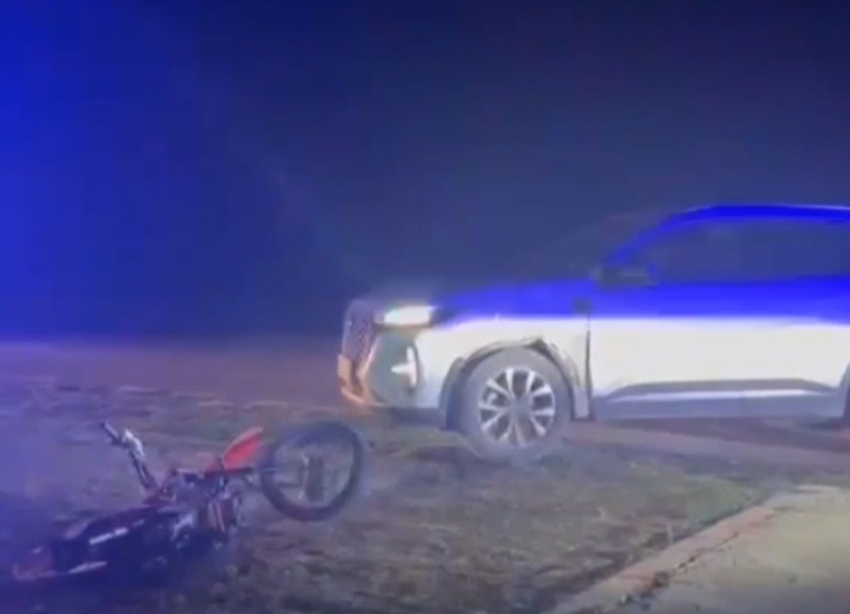 Зрелище страшное: 15-летние гонщики  на питбайке угодили под колеса автомобиля в сумерках рядом с Волгодонском
