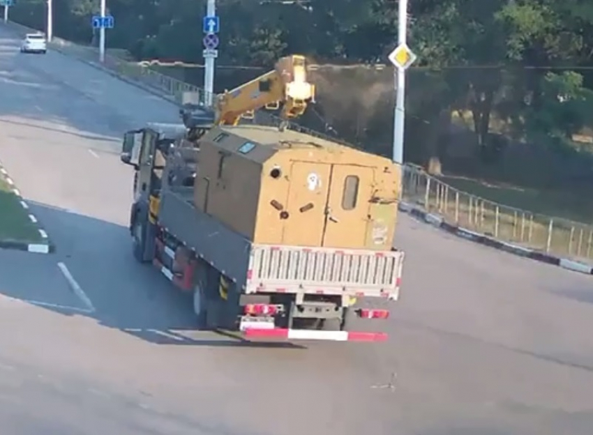  Дерзкий водитель крана-манипулятора устроил массовый обрыв троллейбусных проводов в Волгодонске 