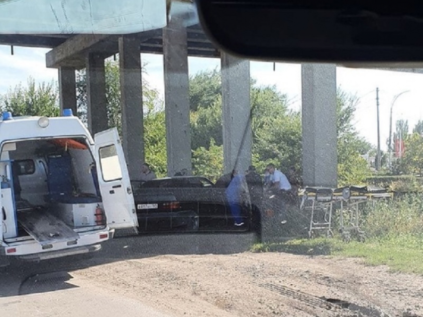 Под путепроводом в Волгодонске произошло ДТП, работает скорая помощь