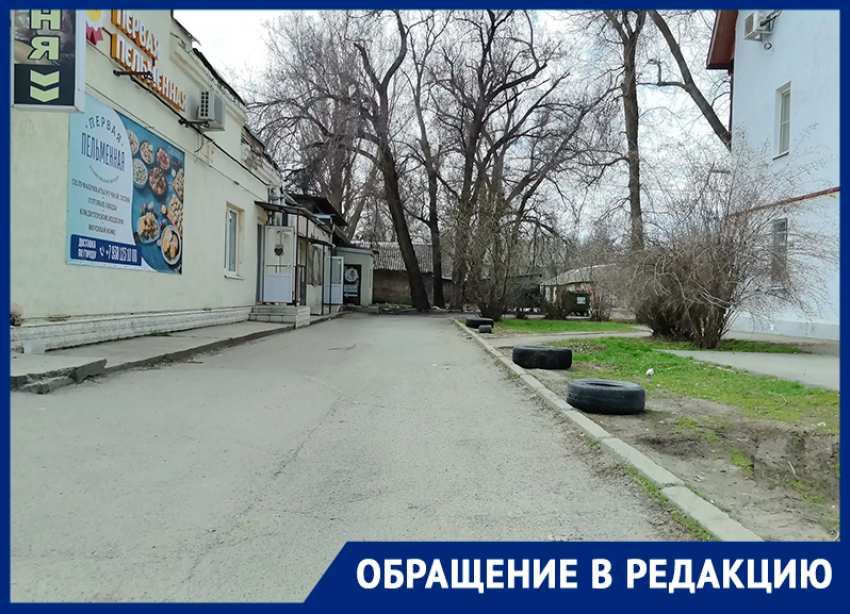 Волгодонцы вынуждены судорожно ограждать дороги покрышками, чтобы спасти газон под окнами у бабушки от дерзких «парковщиков» 