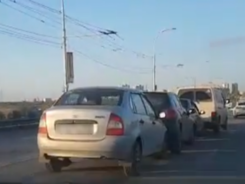 Массовое ДТП на мосту собрало в «паровозик» пять автомобилей в час-пик в Волгодонске