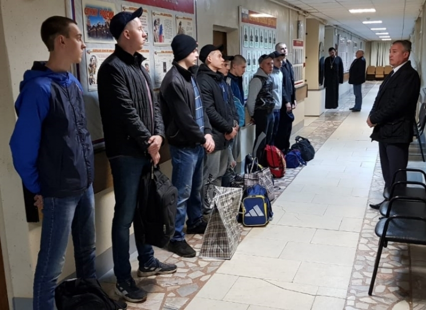 В Волгодонске первые девять новобранцев весеннего призыва отправились в армию