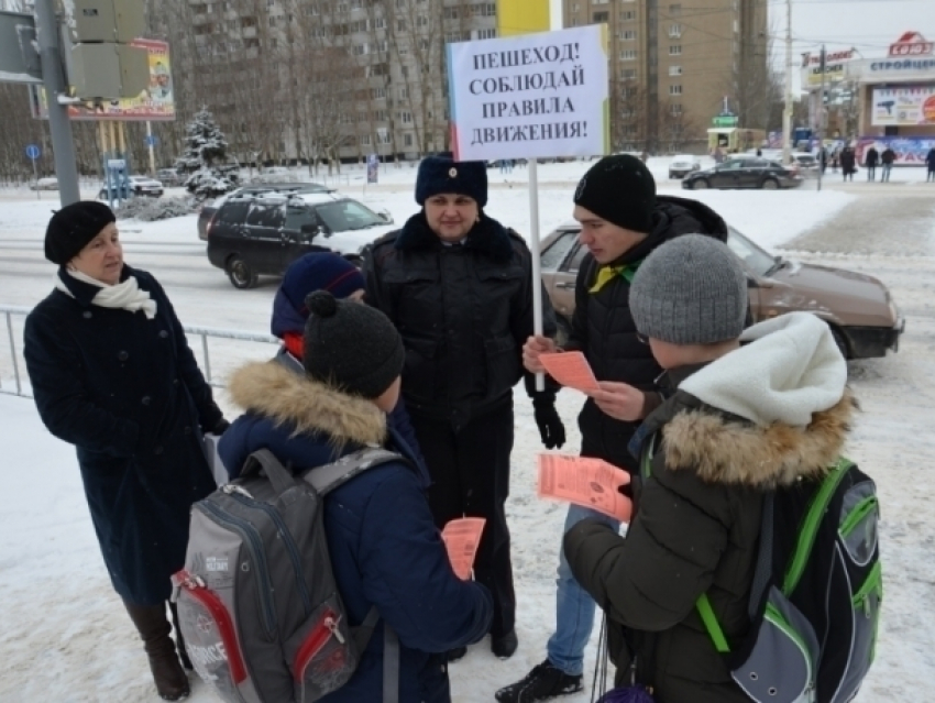 Студенты и сотрудники ГИБДД патрулировали пешеходный переход на проспекте Курчатова