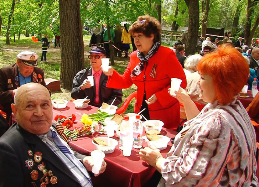 Ветераны Волгодонска остались довольны кашей с «Полевой кухни»