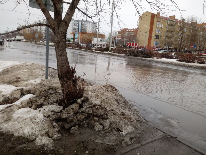 Огромные лужи появились по всему Волгодонску после потепления 