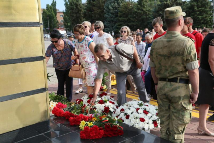 Со слезами на глазах и скорбью в сердце в Волгодонске прошло возложение цветов к памятникам ВОВ