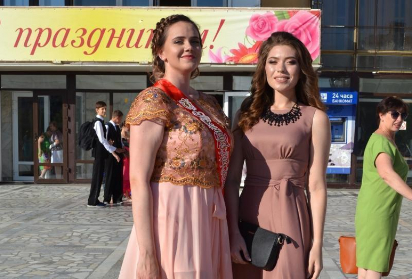 Лучшие выпускники Волгодонска отметили окончание школы на городском балу 