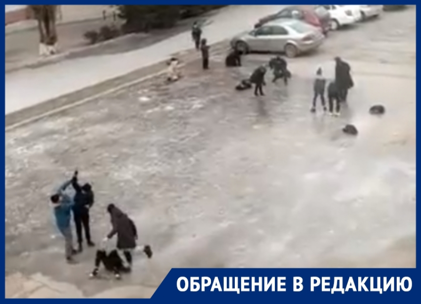 Развлечения по-волгодонски: огромная замерзшая лужа в центре города превратилась в каток для детей