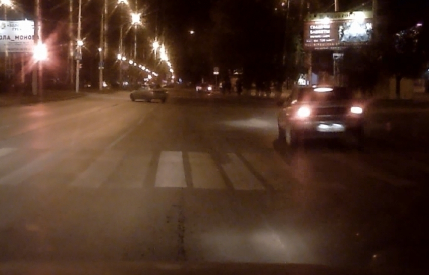 «Папа, он что, дурак?» − водитель дрифтанул на пешеходном переходе в центре Волгодонска