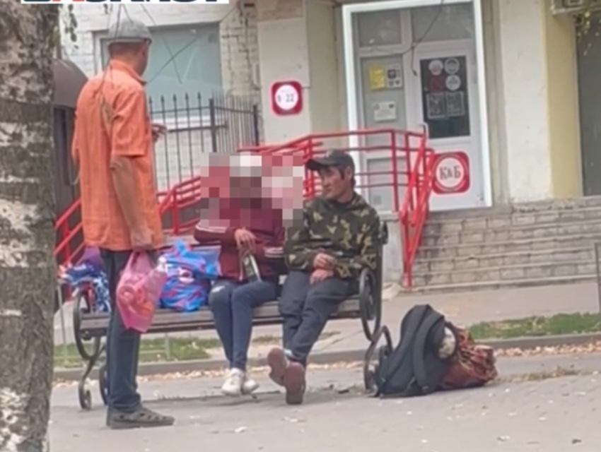 «Завидуйте, рабочий люд!»: шайка маргиналов распивает спиртное в 9 утра в центре Волгодонска
