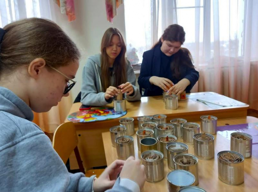 Молодежь Волгодонска собрала полсотни жестяных банок для окопных свечей