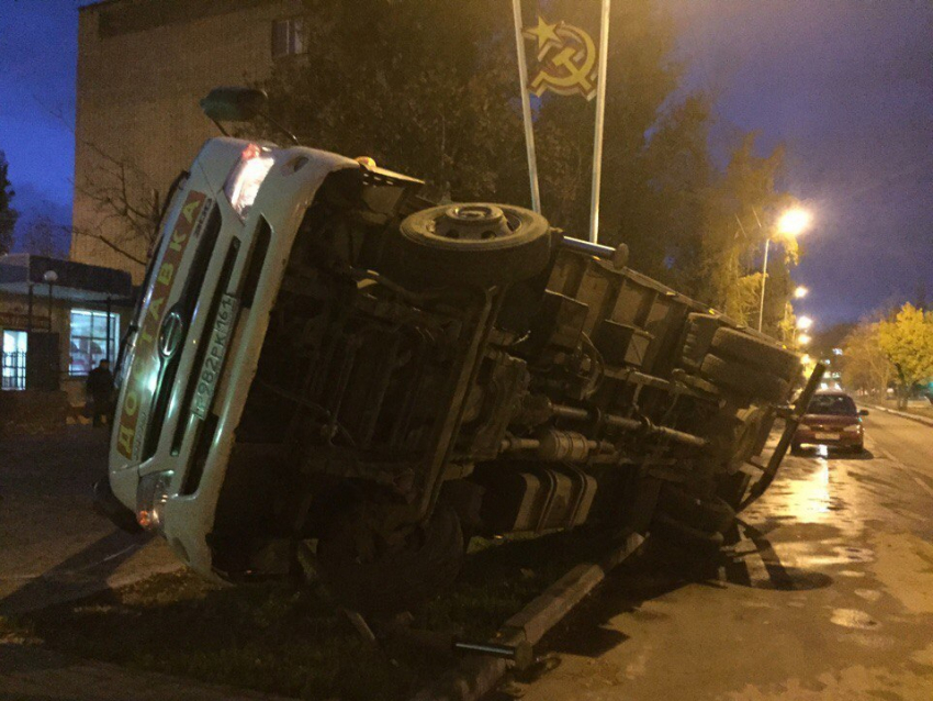 В центре Волгодонска кран-манипулятор и грузовик упали на тротуар, − читатель
