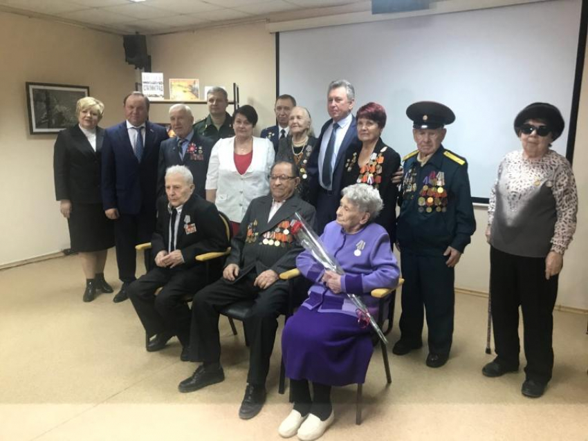 Волгодонским ветеранам Великой Отечественной войны вручили медали и подарили чайники