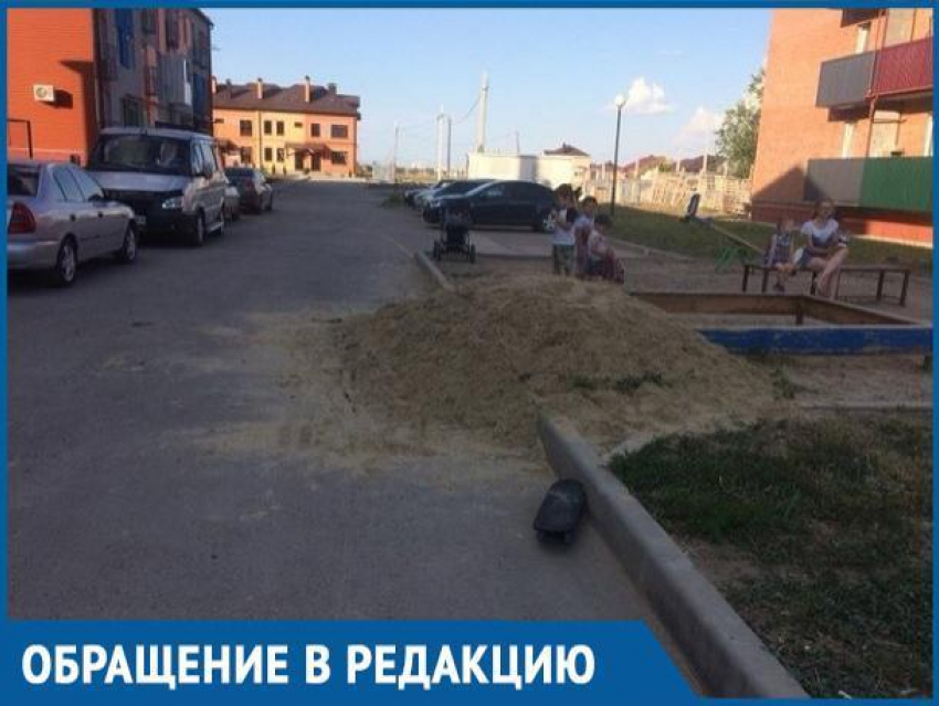 Песочницу для детей посреди проезжей части устроила управляющая компания жителям ЖК «Акварель»