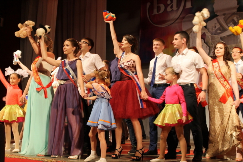 В канун Дня молодежи в Волгодонске состоялся бал выпускников 2015 года