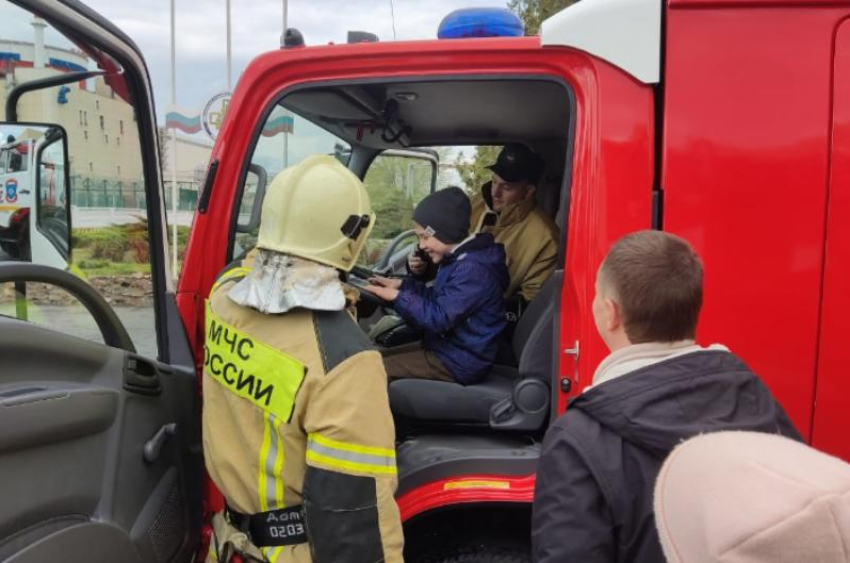 «Я в пожарные пойду, пусть меня научат»: дети сотрудников АЭС постетили с экскурсией пожарную часть