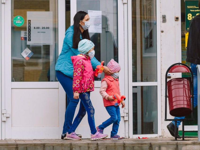 В ТРЦ только со взрослыми: новые ограничения в Волгодонске и области коснутся детей до 16 лет