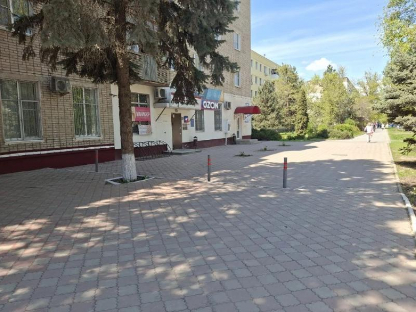 «Тротуарную плитку спасли»: около ЗАГСа установили ограничивающие столбики