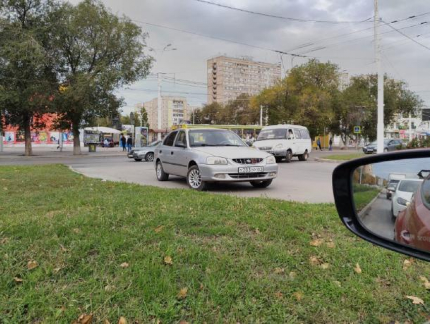 Водитель припарковал машину на оживленном кольце в центре Волгодонска