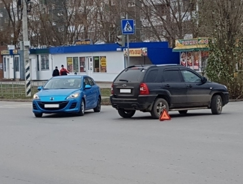 Две иномарки не разъехались на перекрестке в Волгодонске