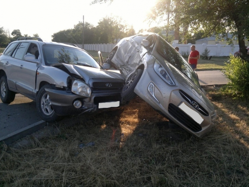 В Морозовске в столкновении двух автомобилей «Hyundai» пострадали три человека 