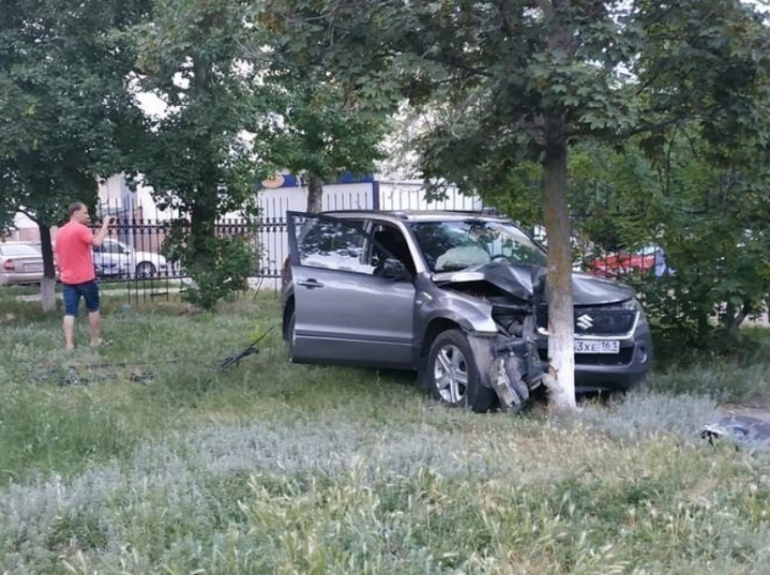 Выпивший мужчина на «Судзуки» снес школьный забор и влетел в дерево