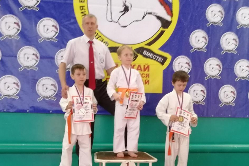 Почти 100 медалей завоевали волгодонские каратисты на Кубке Дона 