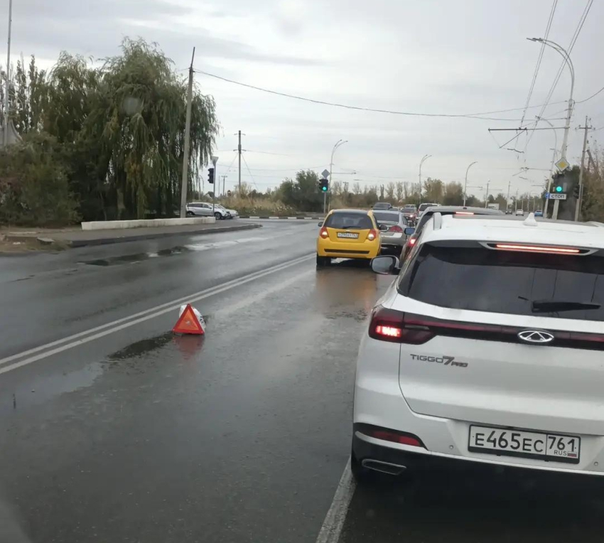 На 2-й Бетонной улице перед мостом через оросительный канал тоже ДТП