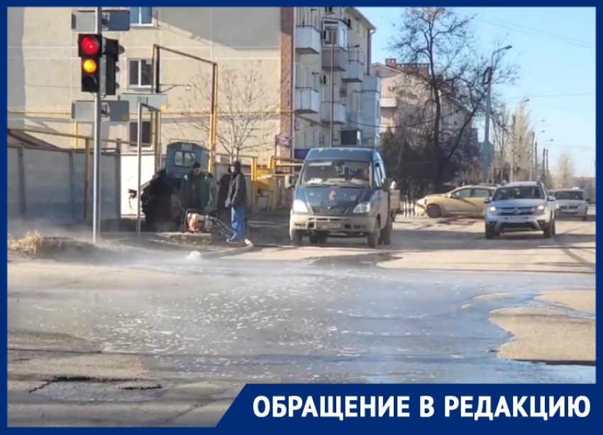 «А потом вода замерзнет»: коммунальные службы Волгодонска откачивают воду из колодца на проезжую часть