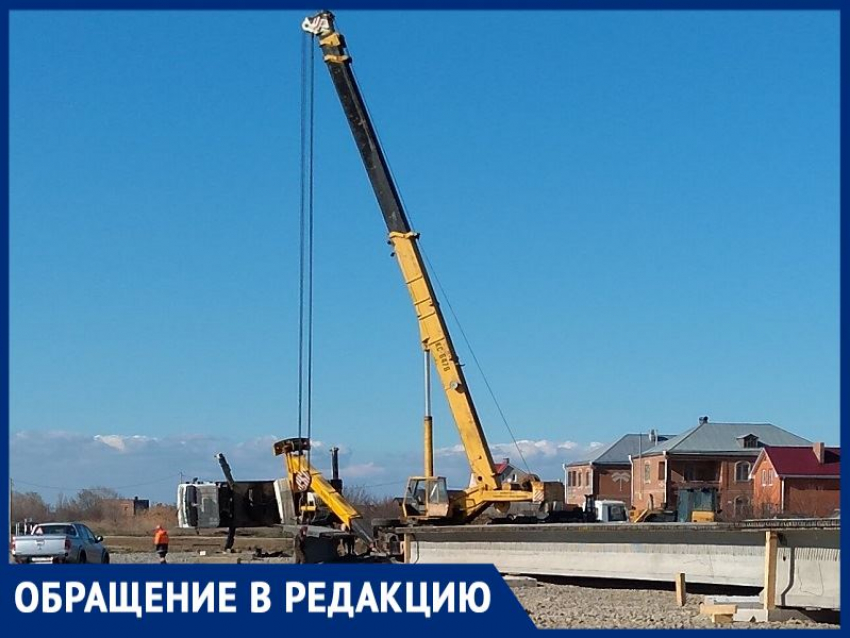 «На строительстве третьего моста в Волгодонске перевернулся кран»: очевидец 