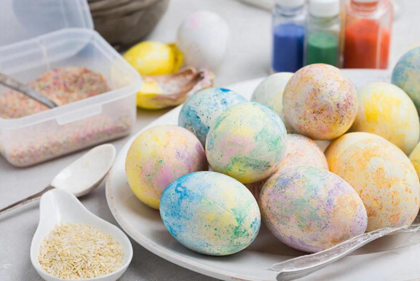 Не только луковая шелуха: 5 стильных и экологичных способов покрасить яйца к Пасхе